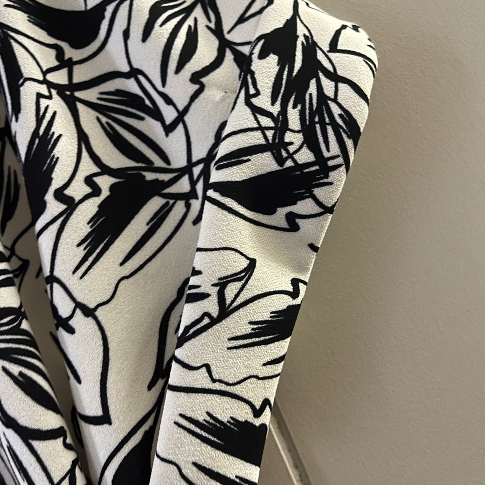 MELLODAY Monochrome Leaf Pattern Blouse - Picture 4 of 8